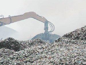 I vigili del fuoco all’ingresso della Lonzi e, a sinistra, i rifiuti che bruciano