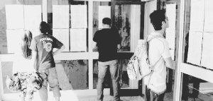 Studenti ai quadri delle votazioni e i ragazzi del progetto del “Volta”