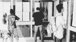 Studenti ai quadri delle votazioni e i ragazzi del progetto del “Volta”