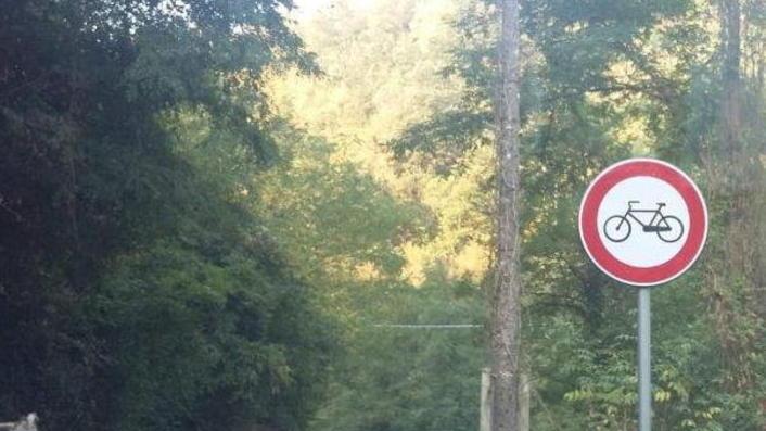 Niente soldi per tagliare l’erba E che si fa? Il divieto per le bici