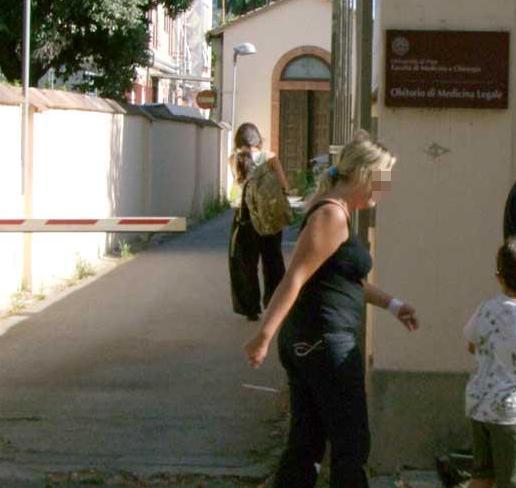 Trovato impiccato in casa, la fidanzata colta da un malore 