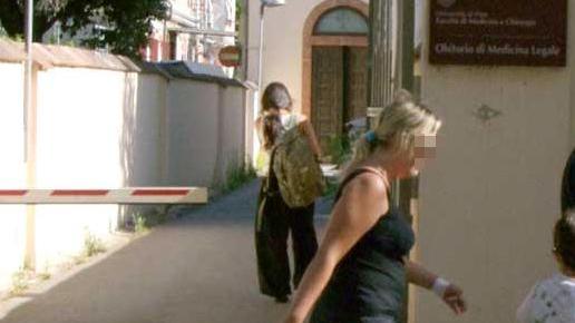 Trovato impiccato in casa, la fidanzata colta da un malore