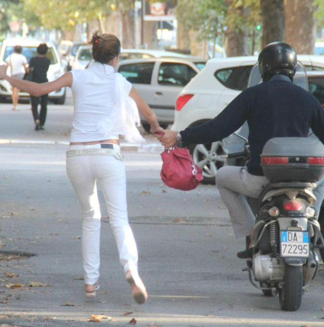 Scippatore in bicicletta strappa la collana d’oro a una donna in strada