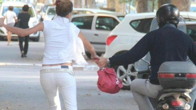 Scippatore in bicicletta strappa la collana d’oro a una donna in strada