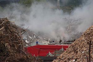 Fumo sulla città, brucia ancora la fabbrica dei rifiuti