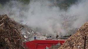 Fumo sulla città, brucia ancora la fabbrica dei rifiuti
