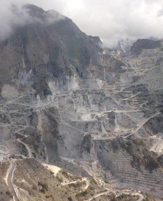 «15.900 metri cubi abusivi: chiudete Cava Romana» 