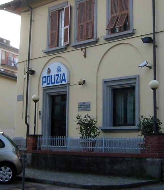 Ricercato dalla polizia si nasconde sotto il letto in casa dei genitori 