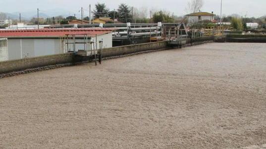 L’altolà del sindaco Del Dotto: «Via i fanghi dai depuratori»