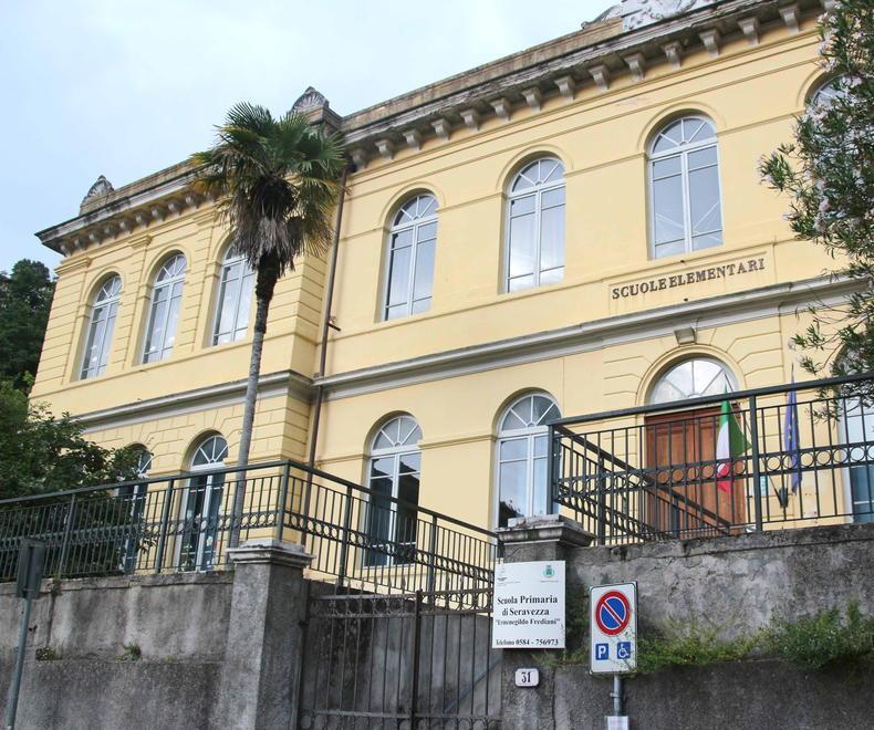 I genitori delle Frediani «Non pagheremo più il contributo scolastico» 