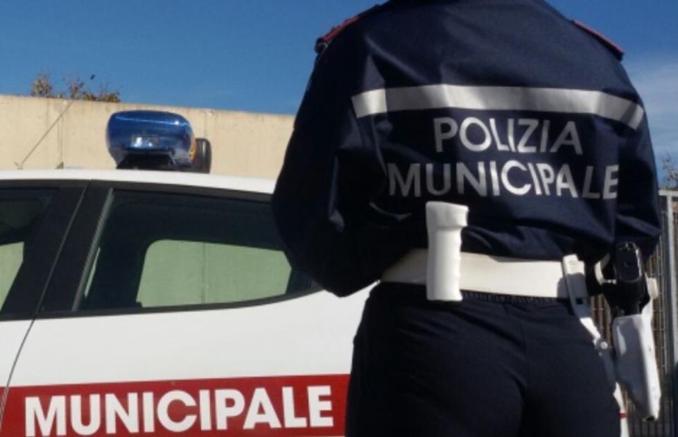 Spray urticante e manette in dotazione ai vigili urbani 