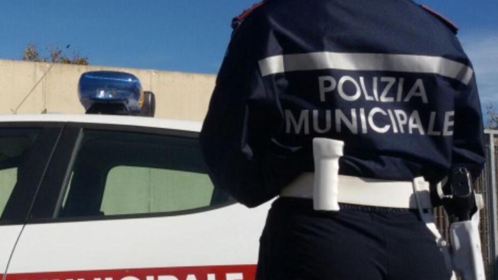 Spray urticante e manette in dotazione ai vigili urbani