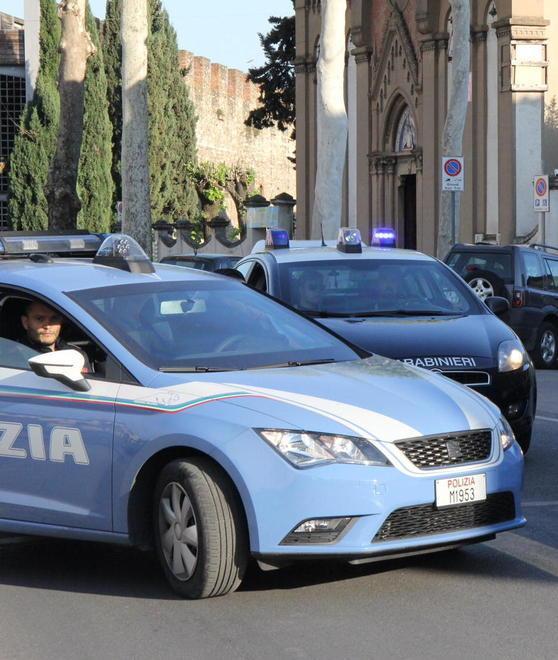 Rubano pochi spiccioli e spintonano i vigilanti