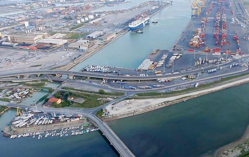 Darsena Toscana, la Capitaneria sequestra la tensostruttura a servizio di Grimaldi 