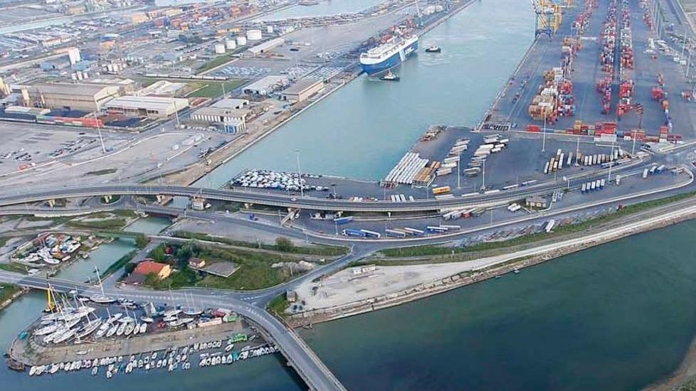 Darsena Toscana, la Capitaneria sequestra la tensostruttura a servizio di Grimaldi