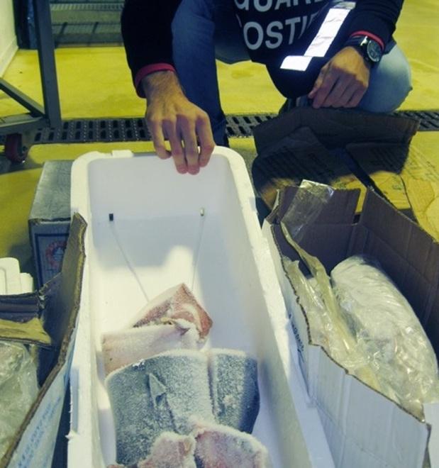 Pesce congelato spacciato per fresco ristorante nei guai 