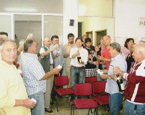 <strong>LA FESTA.</strong> Franchi è il nuovo sindaco di Rosignano Nella sede del Pd in piazza Risorgimento scoppia l’entusiasmo con il neo primo cittadino che stappa bottiglie di spumante e sale sulla sedia per festeggiare con i suoi elettori e sostenitori