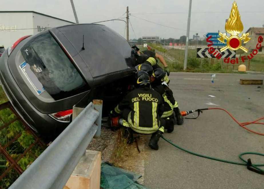 Resta in bilico con l’auto sul canale pieno d’acqua 