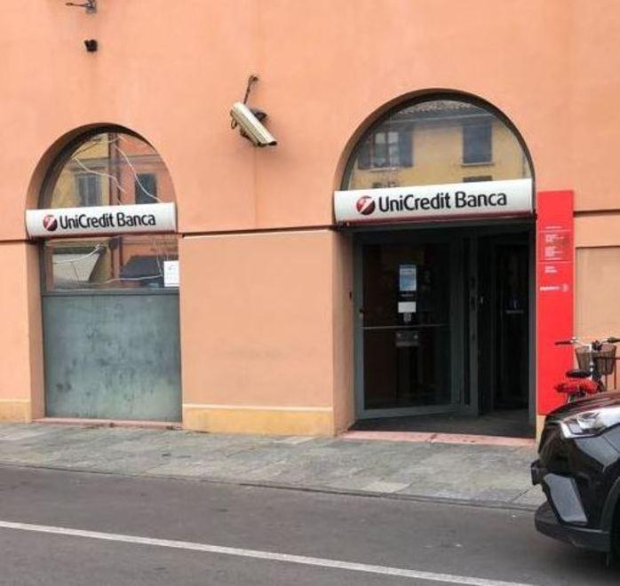Ruba 400 euro nella banca guardia giurata denunciata 