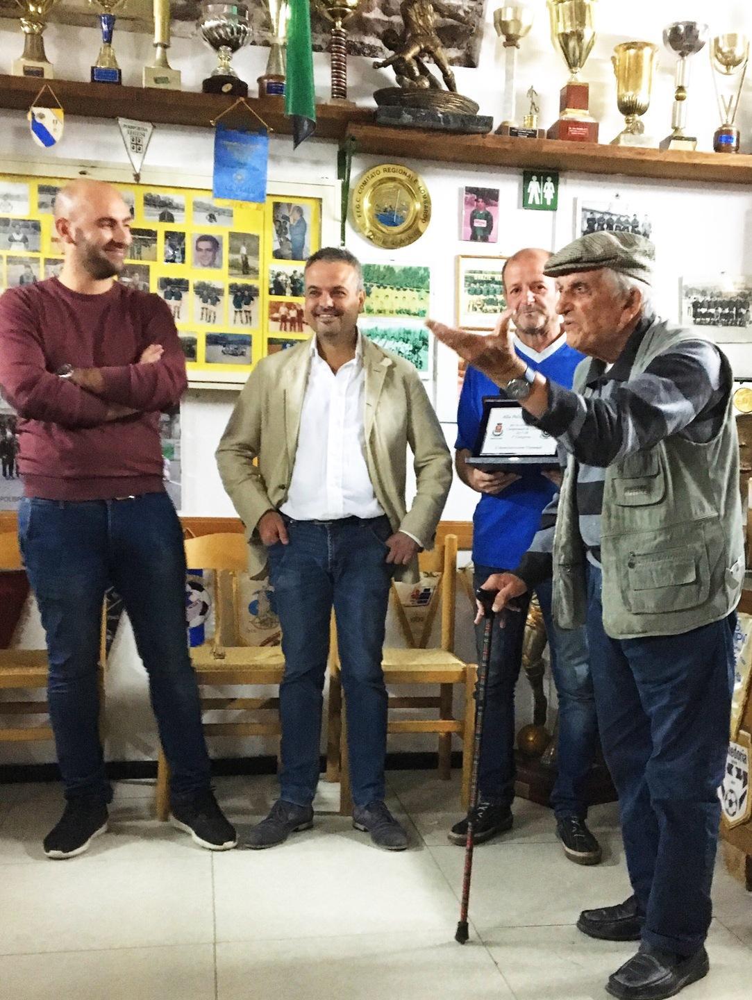 Una targa al presidente Mannu per i successi del Thiesi