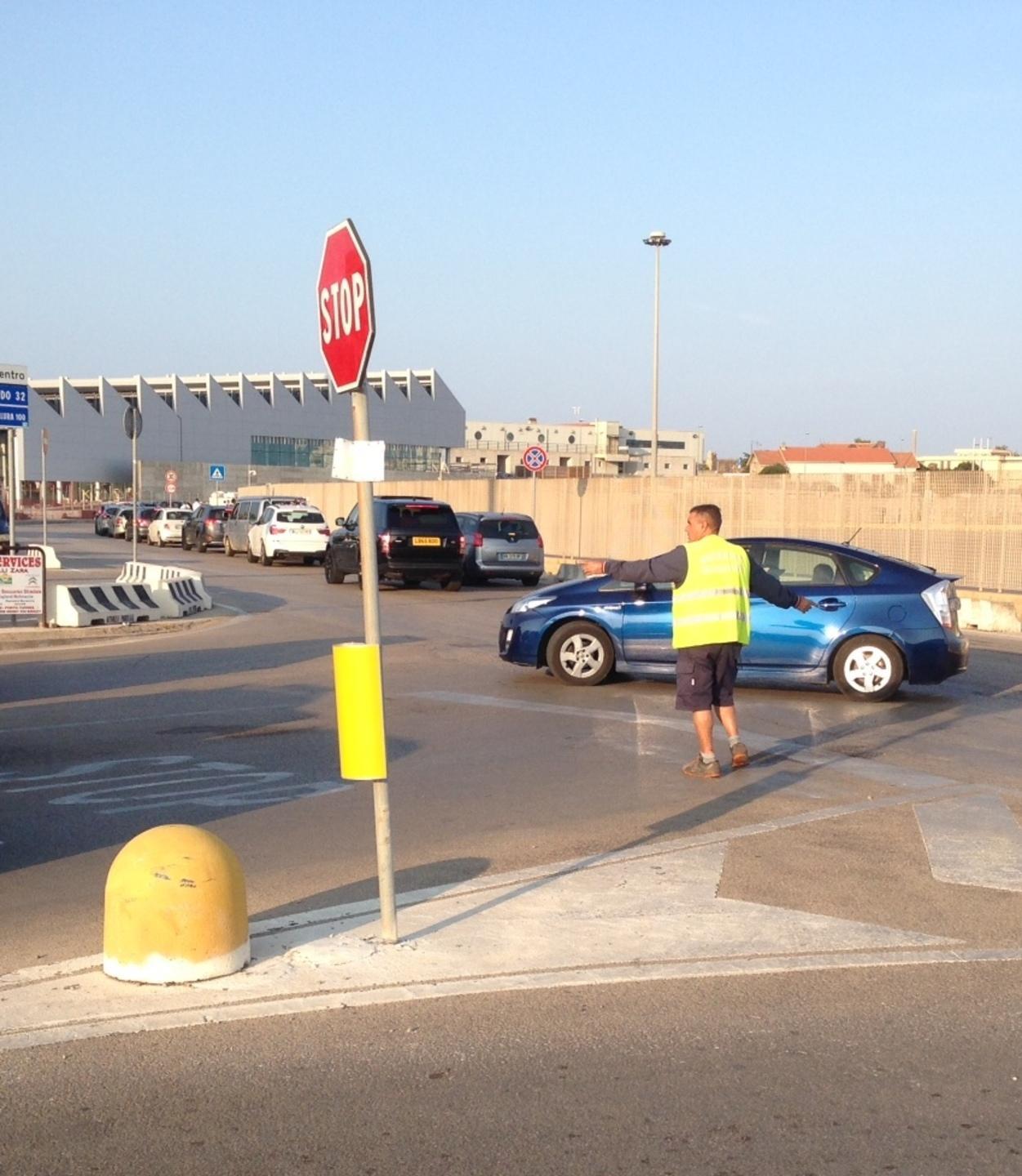 Traffico al porto gli ormeggiatori si improvvisano vigili urbani