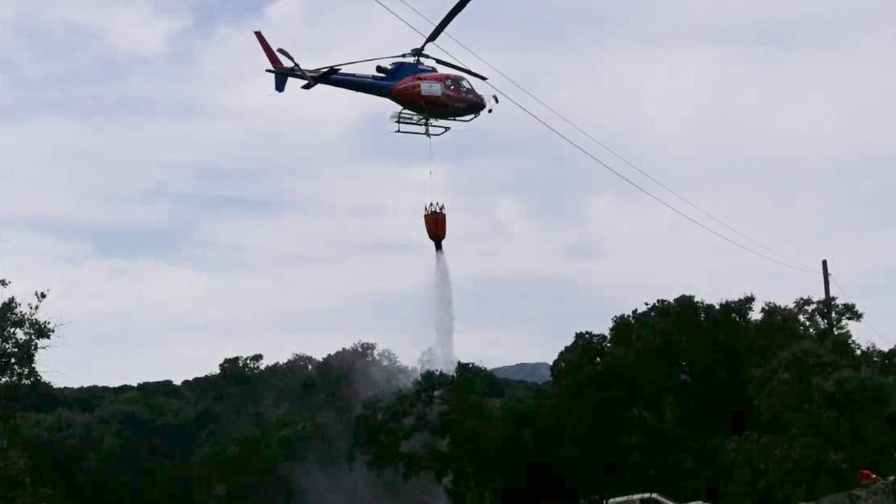 Elicottero spegne rogo in campagna