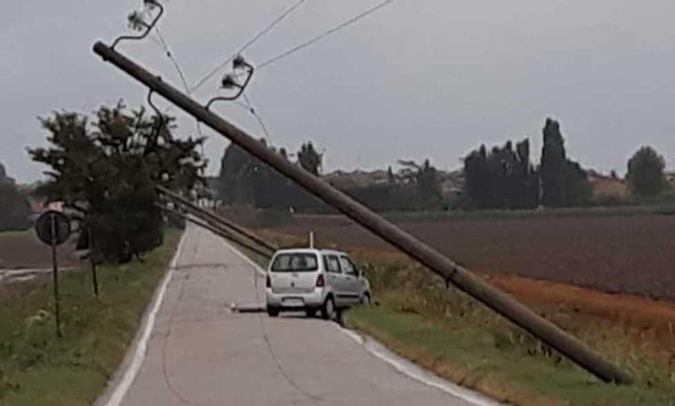 I pali del'alta tensione, in tutto 10, caduti per le raffiche di vento lungo la Poderale del Rosario