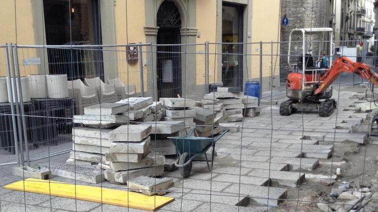 Il cantiere infinito fa arrabbiare i commercianti