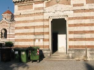 «Cappella mortuaria sporca e fatiscente»