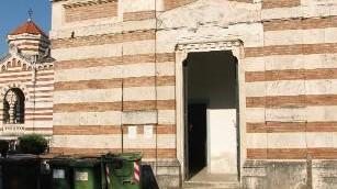 «Cappella mortuaria sporca e fatiscente»