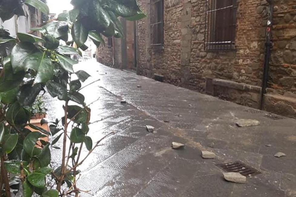 Pistoia, blocco di pietra serena di cinquanta chili cade e si schianta a terra in via degli Orafi 