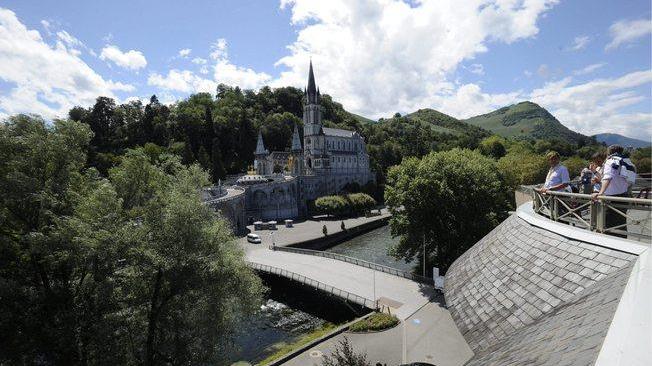 Artista nuda a Lourdes, sarà processata