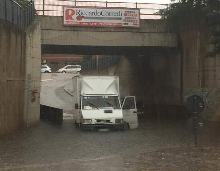 Il camion bloccato nel sottopasso allagato di Barbanella