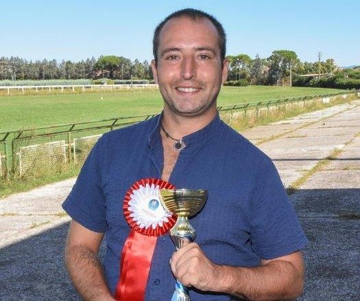 Erik Fumi con la coppa conquistata per il secondo posto alla prova di Endurance