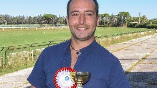 Erik Fumi con la coppa conquistata per il secondo posto alla prova di Endurance