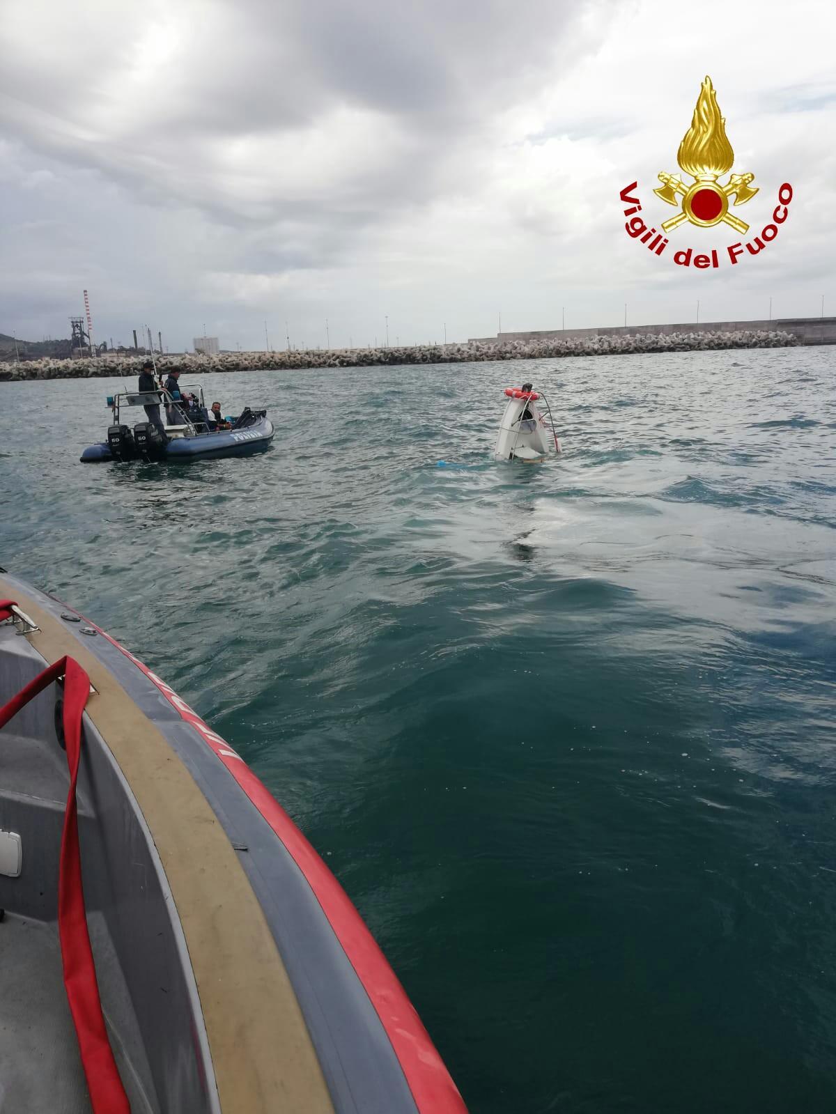 La barca affondata sul porto