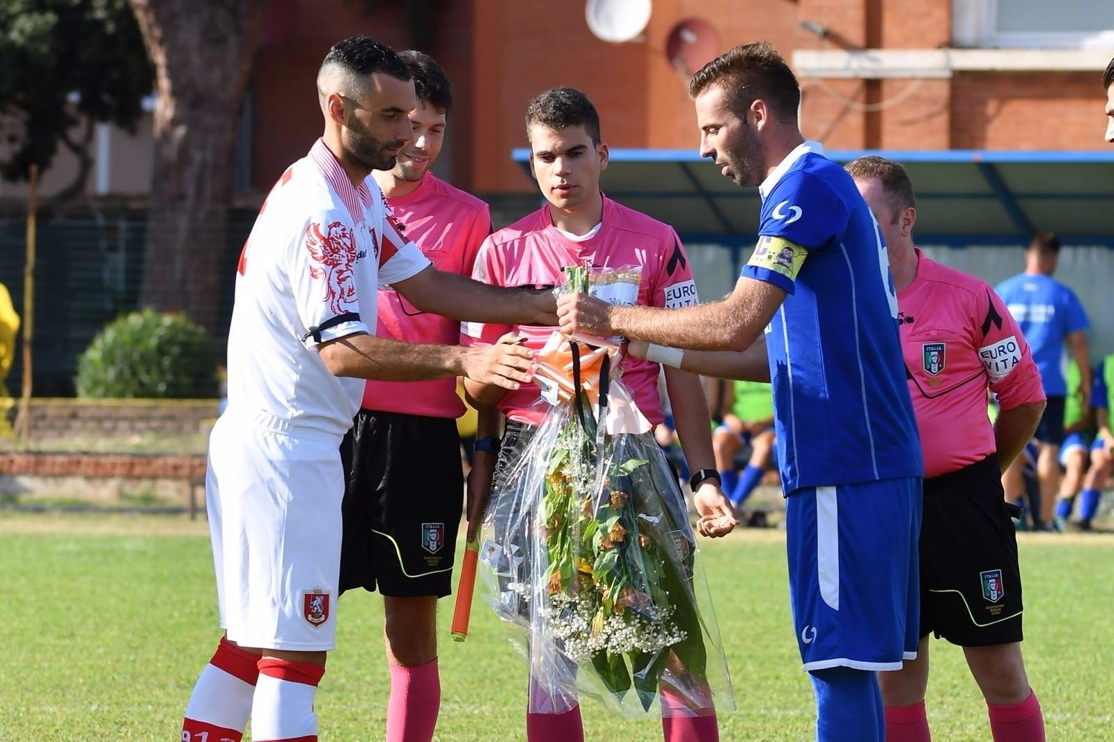 Lo scambio di fiori e gagliardetti prima del fischio di inizio (foto di Noemy Lettieri per biancorossi.it)