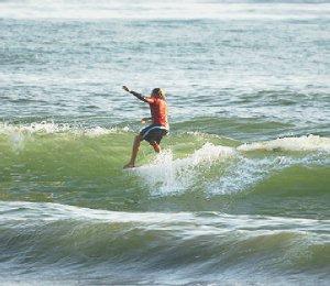 <strong>L’ONDA GIUSTA.</strong> Un surfista