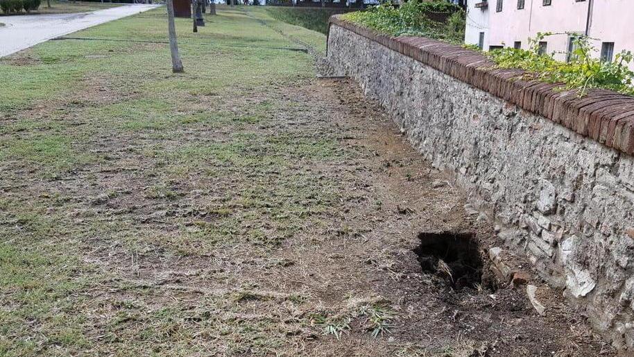 Buca pericolosa sulla salita verso le Mura
