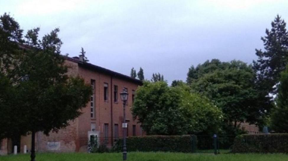 Maxi lite tra bande a Carpi finisce a bottigliate