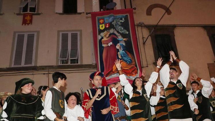 La gioia dei contradaioli San Michele che ricevono il Palio, quest’anno dedicato a Collodi (Foto Paolo Nucci)