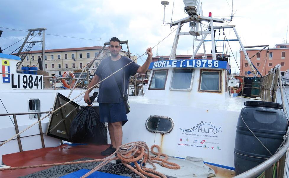 I pescatori puliscono, gli yacht insozzano: la guerra “sudicia” degli spazzini del mare 