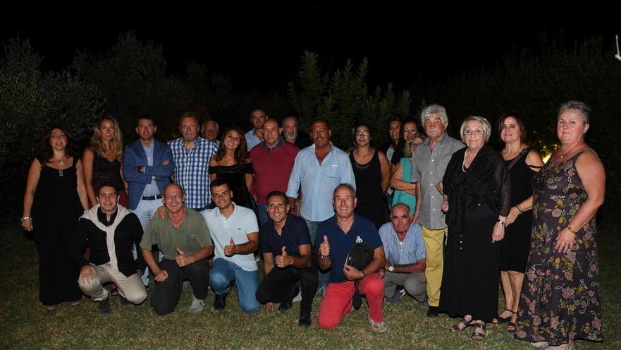 Cittadini si ritrovano a cena dopo la chiusura della Tinaia