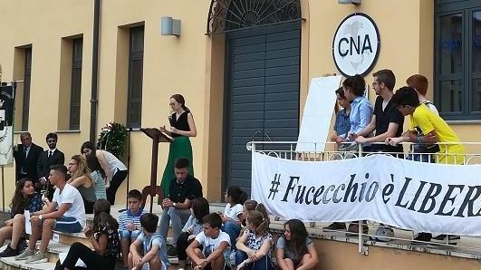 Cerimonia con tanti ragazzi