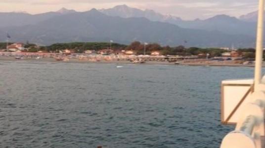 Appello dei bagnini sul pontile: «Troppi tuffi, servono controlli»