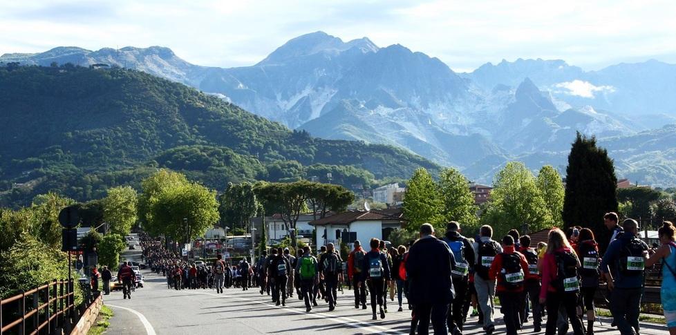 Parte la grande marcia sulla via dei pellegrini Oltre mille iscritti alla Strafrancigena 