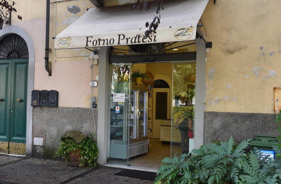 Colpo notturno alla pasticceria Pratesi su viale Puccini
