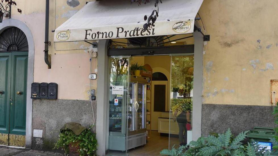 Colpo notturno alla pasticceria Pratesi su viale Puccini