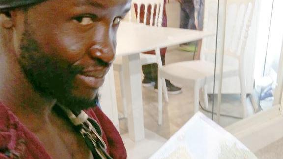Cammina contro corrente dalla Francia al Camerun per ritrovare le sue radici