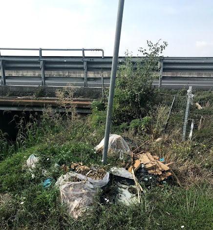 Una discarica dopo l’altra ai due lati dell’autostrada 